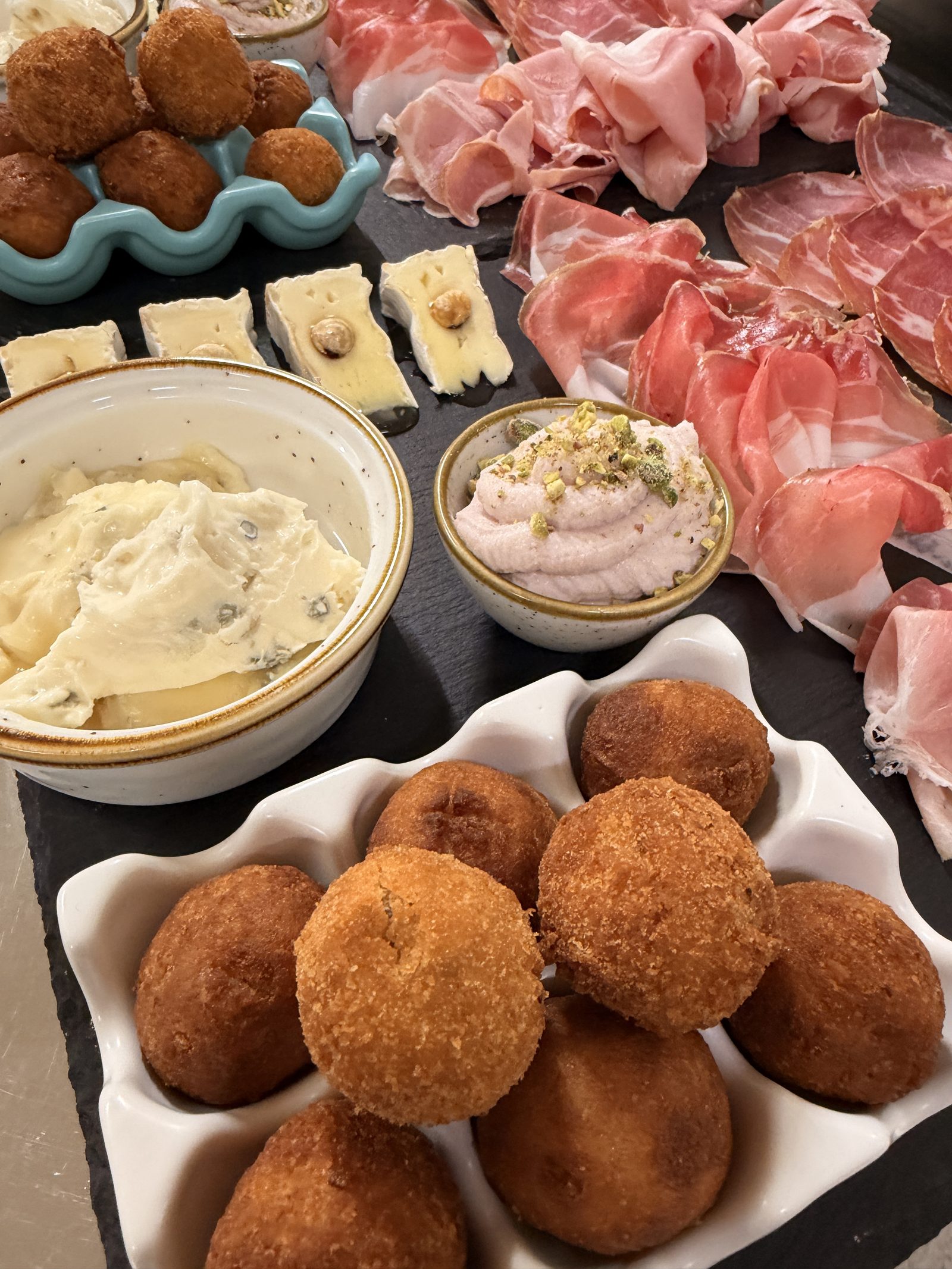 Antipasto della domenica: salumi, formaggi e fritti