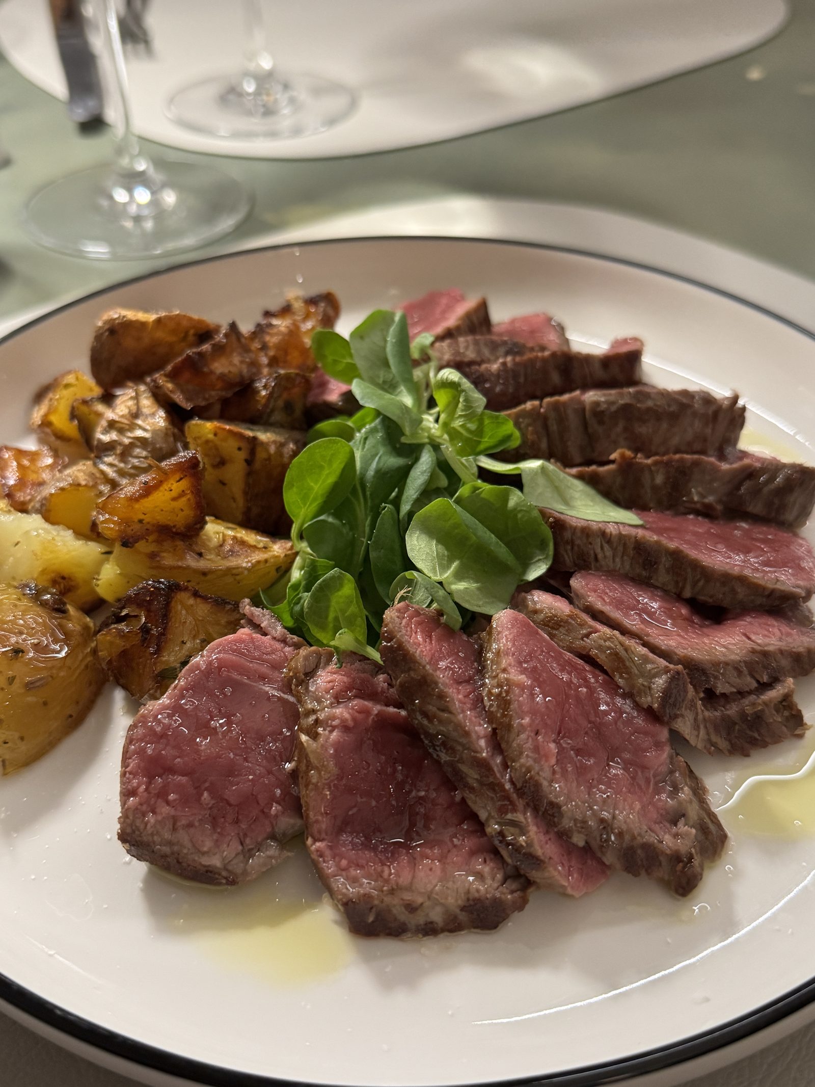 Filetto al sangue con patate al rosmarino